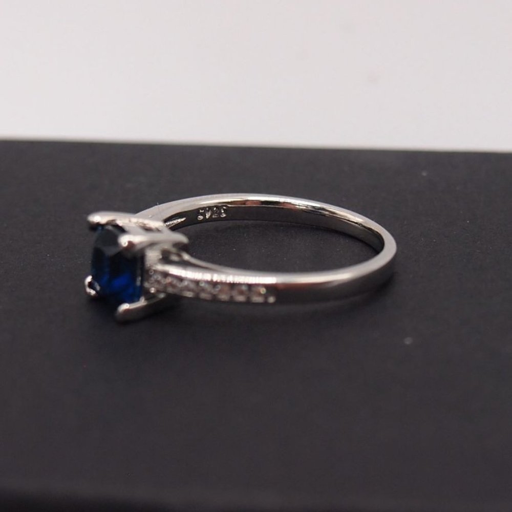 Brilliant Ladies Sapphire Blue Princess Cut 1.00ctw Ring - Picture 7 of 10